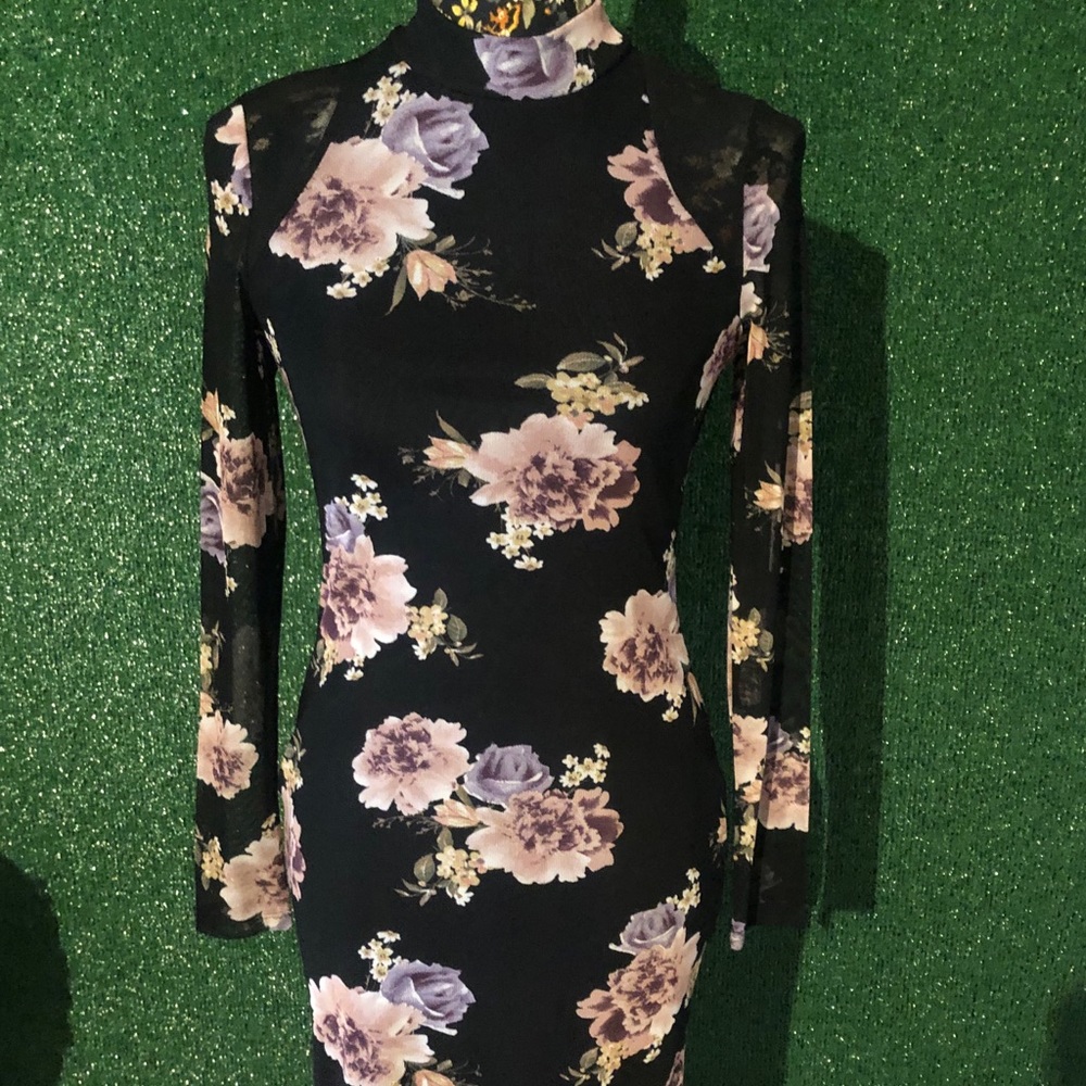 Women stretch flower dress 👗 size M NWOT